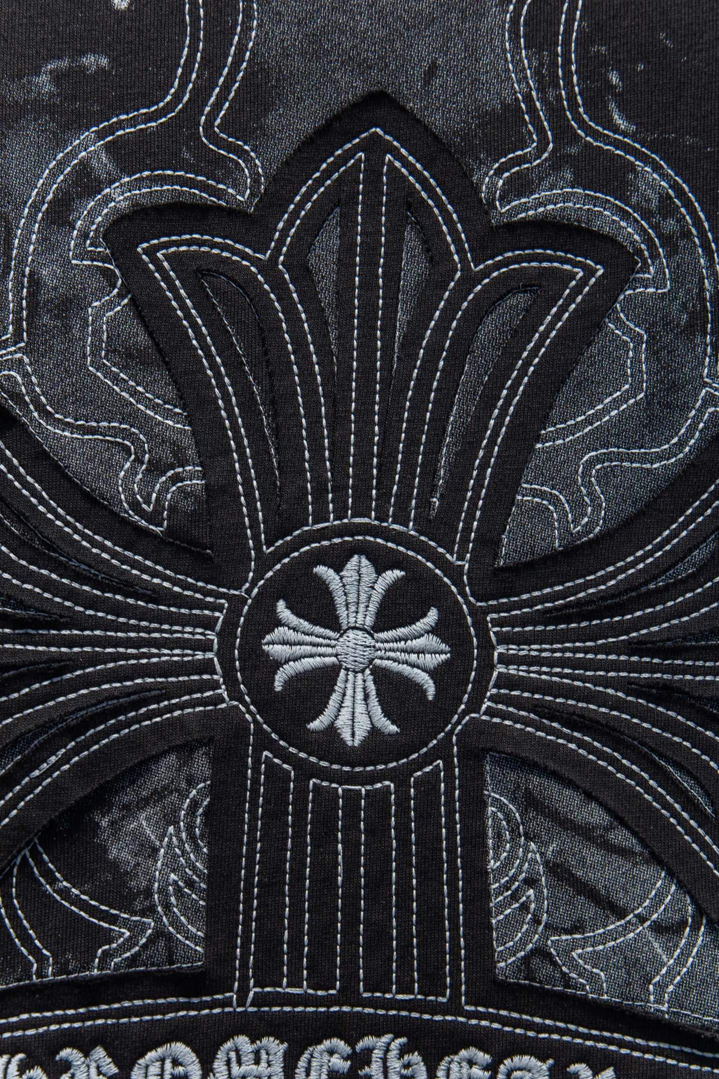 P180 🆕Chrome hearts 25ss os version is really charming and Chrome hearts are really unique. Each season's new version is made to the extreme. It is very practical and can be worn casually. Nice✔️ - ⚠️100% cotton. It is made of 32-count double yarn, 260-gram weight fabric and imported knitted needle carded cotton. It has moderate thickness, drape and contour, and the upper body is comfortable! ! It is very tolerant to fat body types and can instantly lose five pounds after wearing it!  The front and rear panels are hand-printed on the silk screen platen, and the 3D full-color scan pattern is used as film to ensure that the printing pattern is restored to the highest degree, and the printing is made to have a cracking effect and is reinforced and not easy to fall off. The upper and lower LOGO printing has a strong touch texture. The printing material uses environmentally friendly active water slurry and anti-sublimation liquid for the base. The garments can withstand washing without stripping. The addition of handmade elements to the body of the garment greatly increases the interest of the garment and creates a unique visual effect. After special treatment, a unique effect is formed. An irregular hem is added to the version. This year's Kroxin is the main version. In the past two years, the oversize version has become the focus of the trend and has been a popular staple in the past two years. The change of designers has made this brand an instant hit. The progressive fashion of the times also needs the blood impact of fresh elements and trendy designs in order to continue its glory! It’s stylish both inside and outside, a must-have for high street travel! An absolute "eye-catching style" that can match couples 💏 Color: Black White Size: S M L XL